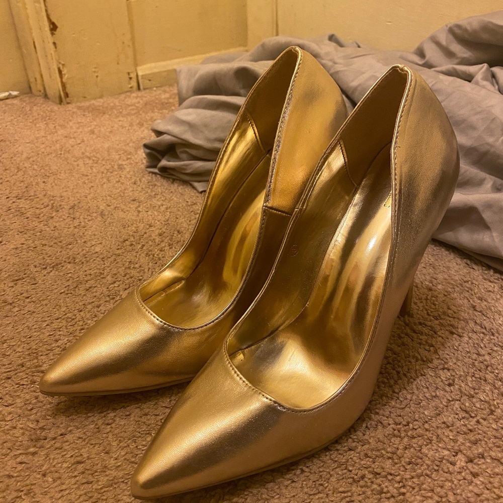 PrettyLittleThing - Gold Court Heels